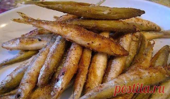 Как вкусно пожарить мойву в духовке? » Жареная мойва в духовке — это простое в приготовлении и вкусное блюдо. И никаких брызг! Ингредиенты: 500 г мойвы, соль и чёрный молотый перец по вкусу, немного муки. Приготовление: 1. Рыбе дайте полностью оттаять. Хорошо её помойте и просушите бумажным полотенцем. 2. В небольшое количество муки добавьте соль и перец по вкусу, перемешайте. 3. Противень застелите фольгой или бумагой для выпечки. 4. Каждую рыбку обваливайте в муке и укла...