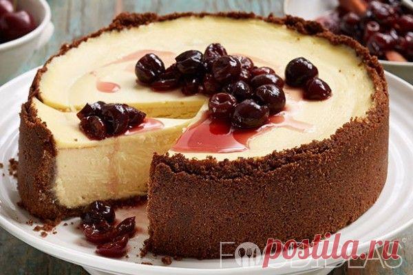 Чизкейк из белого шоколада с вишневым сиропом.