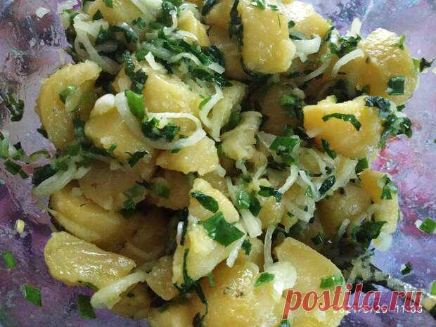 Танцы от плиты и до компа !! Картофель - любимый овощ для многих, поэтому сегодня предлагаю приготовить простое и очень доступное блюдо для каждого - отварной картофель с луком. Сегодня хочу поделиться с вами рецептом моего детства, вареной картошкой с луком и растительным маслом. Те кто попробует