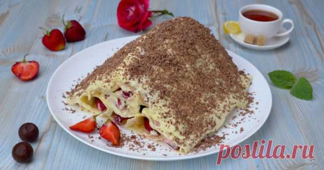Блинный торт с клубникой: легкий фруктовый десерт