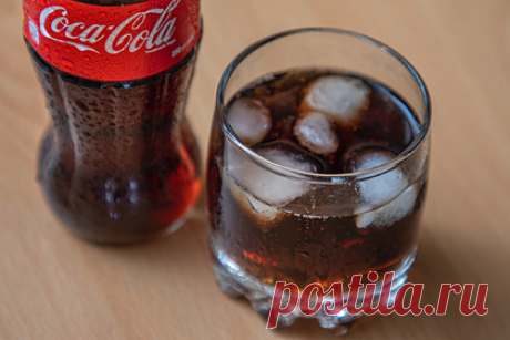 Мужчина выпил полтора литра колы за 10 минут и умер спустя сутки. В Китае 22-летний мужчина выпил полтора литра кока-колы за 10 минут. Через шесть часов он плохо себя почувствовал и обратился в больницу с жалобами на сильную боль и распухший живот. Врачи оказали ему необходимую помощь, но через 18 часов китаец скончался. Медики предположили, что в его смерти виновата газировка.