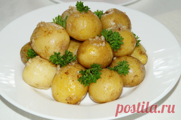 Молодой картофель с чесноком