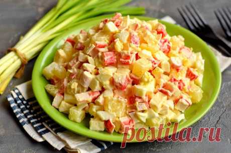 Салат с ананасами, крабовыми палочками и плавленым сыром