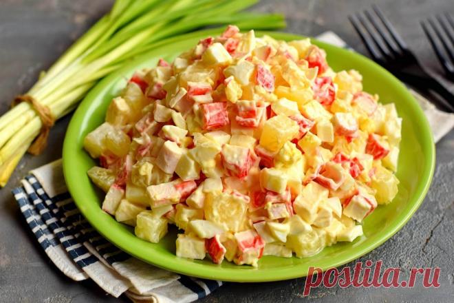 Салат с ананасами, крабовыми палочками и плавленым сыром