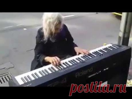 Старушка просто села за пианино. Но то, что она выдала - повергло всех в восторг!