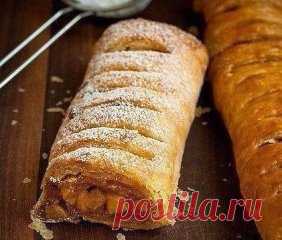 Яблочный штрудель.
Ингредиенты:
2 листа слоеного теста, разморозить до комнатной температуры (в идеале лучше использовать тесто фило)
2-3 больших яблока (желательно кислых)
1/2 чайной ложки корицы
2 столовых ложки сахара
2 столовых ложки муки
Полстакана рубленных орехов
3 столовых ложки коричневого сахара
2 столовых ложки обычного сахара
2 столовых ложки панировочных сухарей
1 яйцо + 1 чайная лож