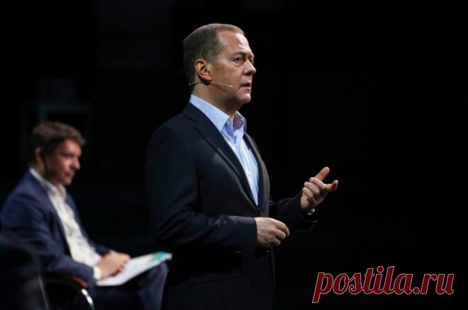 Медведев: Байден идет на хамский шантаж, чтобы на Украине лилась кровь. Медведев: Байден и запуганный выкормыш Украина получат деньги от сенаторов.