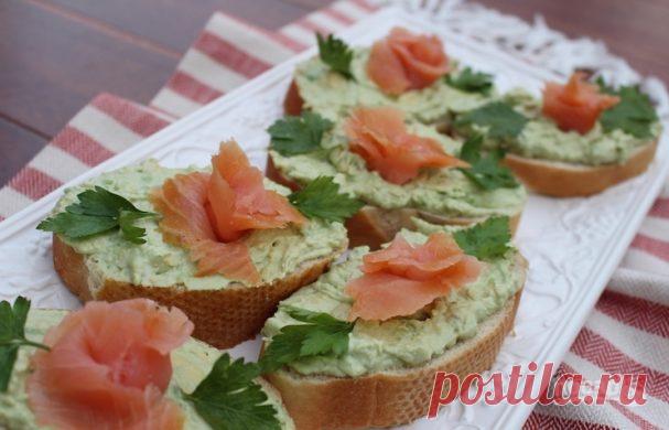 Бутерброды с авокадо и лососем - пошаговый рецепт с фото на Повар.ру