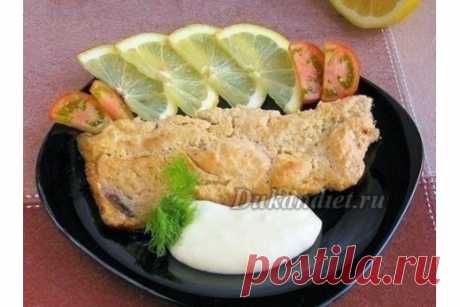 Скумбрия, запеченая в йогурте и луке (или в сметане и луке)

2 скумбрии,
1 луковица,
150 г нежирной сметаны или нат. йогурт,
сок 1/2 лимона,
соль,
пакет для запекания (или небольшая форма с крышкой).