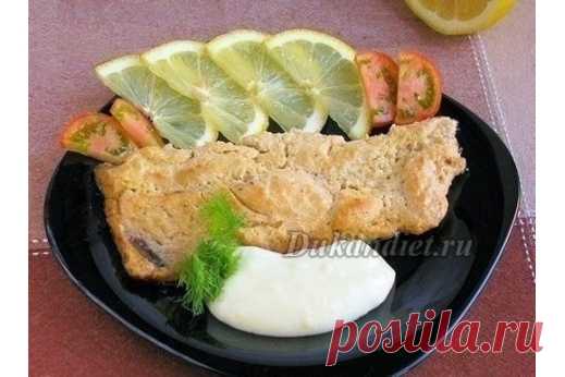 Скумбрия, запеченая в йогурте и луке (или в сметане и луке)

2 скумбрии,
1 луковица,
150 г нежирной сметаны или нат. йогурт,
сок 1/2 лимона,
соль,
пакет для запекания (или небольшая форма с крышкой).
