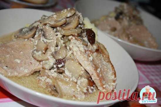 Свинина с грибами в сливках
Такое блюдо порадует и домашних к обеду, и гостей за праздничным столом. Попробуйте, это действительно очень вкусно!
Ингредиенты для Свинина с грибами в сливках:
-свинина (без кости, лучше эскалоп или вырезка) - 500 г;
-лук репчатый - 1 шт;
-сливки (10-15%) - 100 мл;
-шампиньоны - 200 г;
-сушеные грибы - 50 г;
-соль;
-перец;
-растительное и сливочное масла (для обжарки)
Свинина с грибами в сливках рецепт:
Сушеные грибы замачиваем в холодной (!) воде на 2 часа.
Свини