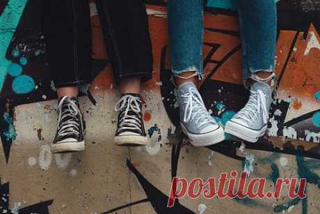 Converse решил остаться в России под новым названием. Американская обувная компания Converse, известная своими кедами, решила остаться в России. По словам сотрудников, последние восемь месяцев магазины работали под старыми вывесками и в штатном режиме. Однако 1 февраля бренд решил провести ребрендинг, поменяв название на NCF и повысив цены на продукцию.