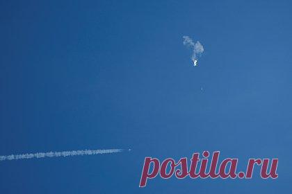 Очевидец раскрыл подробности уничтожения китайского аэростата в США. В небе над штатами Северная и Южная Каролина в США перед уничтожением китайского аэростата летали истребители. Подробности описал житель прибрежного города Мертл-Бич Джоуи Лопес в беседе с CNN. По словам очевидца, на небе было около трех или четырех истребителей. После раздался взрыв, и воздушный шар исчез.