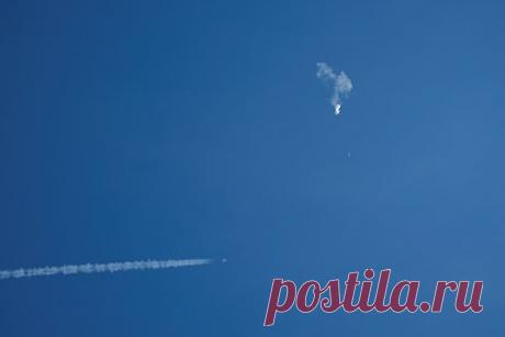 Очевидец раскрыл подробности уничтожения китайского аэростата в США. В небе над штатами Северная и Южная Каролина в США перед уничтожением китайского аэростата летали истребители. Подробности описал житель прибрежного города Мертл-Бич Джоуи Лопес в беседе с CNN. По словам очевидца, на небе было около трех или четырех истребителей. После раздался взрыв, и воздушный шар исчез.