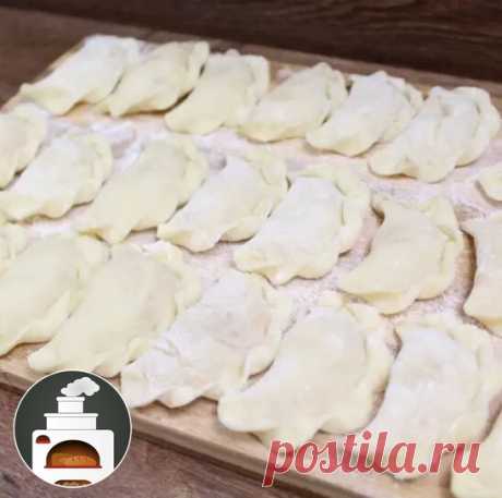 Леплю вареники только из этого теста и вам советую
Восторгу нет предела!

Ингредиенты:
 подсолнечное масло — 3 столовые ложки;
 соль — 0,5 чайной ложки;
 пшеничная мука — 3 стакана;
 кипяток — 1 стакан;
 куриное яйцо — 1 штука.

Рецепт приготовления
В небольшую емкость разбиваем одно куриное яйцо (очень хорошо для приготовления теста на воде использовать свежее, домашнее яйцо) и взбиваем его при помощи вилки.

Во взбитое яйцо добавляем соль (по рецепту) и все хорошенько пе...