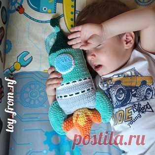 Ракета амигуруми. Схемы и описания для вязания игрушек крючком! Бесплатный мастер-класс от Натальи Федоровой по вязанию плюшевой ракеты крючком. Высота вязаной игрушки примерно 36 см. Для изготовления такой большой…
