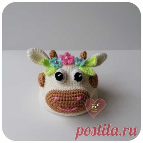 PDF Забавная Корова крючком. FREE crochet pattern; Аmigurumi animal patterns. Амигуруми схемы и описания на русском. Вязаные игрушки и поделки своими руками #amimore - игольница в виде коровы, маленькая коровка, телёнок, бык, бычок.