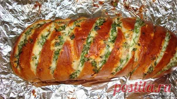 Запеченный батон с сыром и чесноком.
