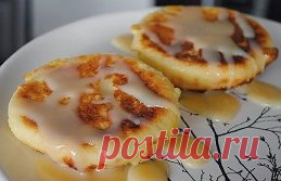 Сырники в духовке
Ингредиенты:
250 г творога
1 маленькое яйцо
2 ст.л. (без горки) манной крупы
1/2 ч.л. соли (или по вкусу)
2 ст.л. сахара (или по вкусу)
2 ст.л. муки для обваливания
Приготовление:
Яйцо слегка взбиваем и отделяем примерно 1/4 его часть для смазывания верха сырников. Если творог очень крупитчатый, протираем его через сито или пюрируем в кухонном комбайне. Соединяем творог, яйцо, соль, сахар и хорошо перемешиваем.
Добавляем манку, перемешиваем. Обязательно даем постоять минут 20,