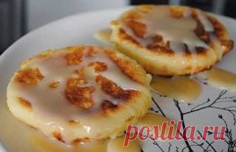 Сырники в духовке
Ингредиенты:
250 г творога
1 маленькое яйцо
2 ст.л. (без горки) манной крупы
1/2 ч.л. соли (или по вкусу)
2 ст.л. сахара (или по вкусу)
2 ст.л. муки для обваливания
Приготовление:
Яйцо слегка взбиваем и отделяем примерно 1/4 его часть для смазывания верха сырников. Если творог очень крупитчатый, протираем его через сито или пюрируем в кухонном комбайне. Соединяем творог, яйцо, соль, сахар и хорошо перемешиваем.
Добавляем манку, перемешиваем. Обязательно даем постоять минут 20,