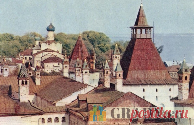 Ростов Великий, Россия - Вид сверху на башни и гражданские постройки Кремля - 1968-й год - г3578 | GRADY.ru