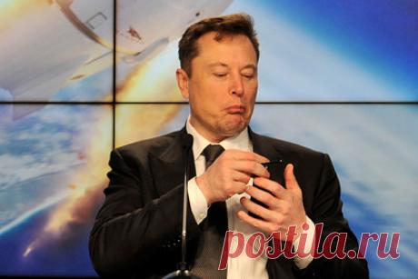 Tesla заставляла клиентов удалять критику Маска и компании. Tesla Energy попросила команду более чем из 20 сотрудников изучить социальные сети и сайты на предмет жалоб на компанию. Помимо решения проблем, сотрудники пытались убедить клиентов удалить негативные сообщения. По словам бывшего сотрудника, команда из девяти человек искала посты, нацеленные на главу Tesla Илона Маска.