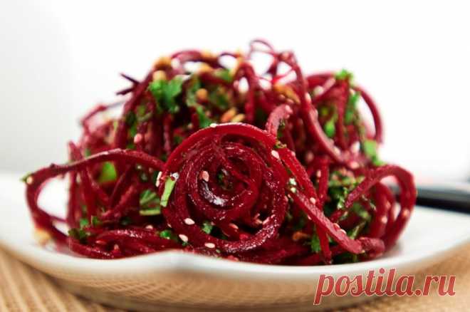 Свекла по-корейски - закуска вне конкуренции 
Эта закуска может стать хитом на вашей кухне. Готовится из свеклы и является кладом витаминов.

Нам нужно:

- сырая свекла 3 шт
- головка лука 1 шт
- чеснок 3 зубка
- семена кинзы 1 ч ложка
- красный…