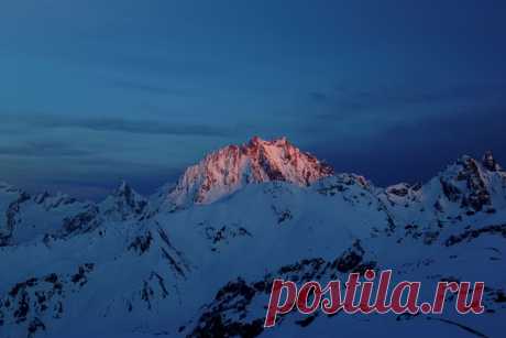 Главный Кавказский хребет, Карачаево-Черкесская Республика, вид на 3790-метровую вершину Пшиш с перевала Айюлю. Фотограф – Виктор Квасов (nat-geo.ru/community/user/203324). Доброй ночи!