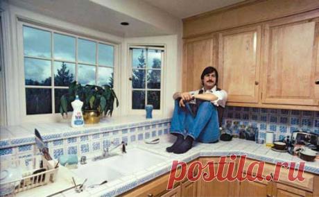 Редкое фото: Стив Джобс на кухне своего дома в Купертино