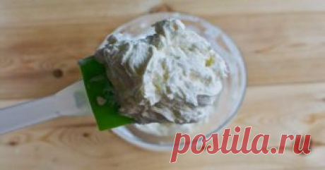 Крем из кефира 

Крем-чиз — очень вкусный сыр, который используют для приготовления тортов и капкейков, да и для обычных блинчиков. Его нежная структура намного легче, чем у стандартного масляного крема. Однако магазинный крем-сыр достаточно дорогой, и не каждый может позволить себе его хотя бы раз в неделю...
