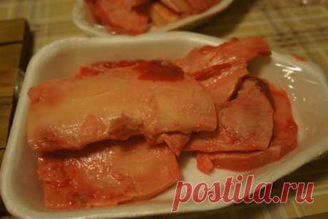Лакомство для собаки своими руками 

Хочу поделиться незамысловатым рецептом изготовления безопасной "фигни для грызения". 
Не бог весть какой рецепт, конечно и очевиден до предела. Но вдруг кто-то вдохновится. 

Для изготовления нужна говяжья жилка - периодически я вижу её в продаже в "карусели", "Перекрестке", на рынке в мясных отходах и обрези. Стоит килограмм этой жилки от 40 до 70 рублей. 

Очищаю жилки от всего лишнего - мяса, пленки, жира если есть и т.д. 
Режу на н...