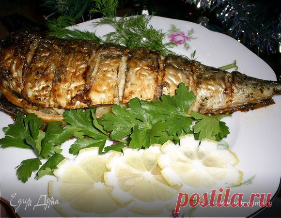 Ароматная запеченная скумбрия с луком 
Очень простая в приготовлении, но невероятно вкусная рыбка. Она получается ароматной, румяной и с легкой кислинкой. Так и зазывает съесть еще кусочек. Блюдо прекрасно дополнит как праздничное застоль…