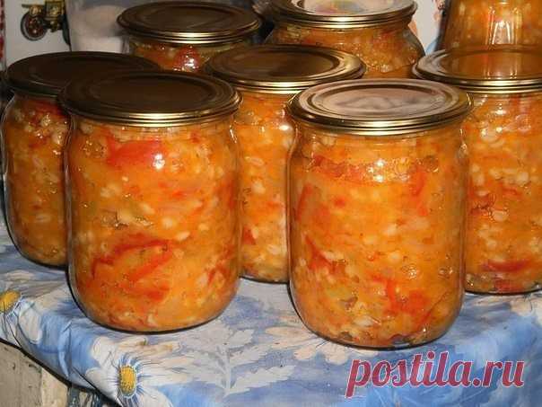 Рагу с перловкой
1,5 кг сладкого перца, по 1 кг лука и моркови, 500 г раст.масла, 300гр сахара, 100г соли, 400 г перловой крупы, 100г 9%-ного уксуса. Перец и лук нарезать кольцами, морковь натереть на терке. Варить,добавить масло, соль, сахар и варить в течении 15 минут.

Зарание сварить перловку. Добавить перловку в варенные овощи, перемешать и влить уксус. Проварить 10 минут. 
Закатать, укутать!