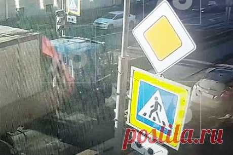 В Петербурге КамАЗ сбил второклассника и попал на видео. На Васильевском острове в Санкт-Петербурге КамАЗ сбил второклассника. Видеозапись момента аварии публикует Telegram-канал «Mash на Мойке». На кадрах видно, как школьник выбегает на пешеходный переход, где едет грузовик. Он сбивает второклассника и уезжает. Ребенок после случившегося доползает до обочины и падает.