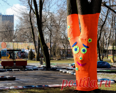 Ярнбомбинг (yarnbombing) – граффити из пряжи, вязаная «одежда» для деревьев и других элементов городского ландшафта. Ярнбомбинг подходит и для домашнего декора, он поможет создать необычный, яркий и в тоже время уютный образ. Пряжа для него лучше всего подходит акриловая, она яркая, прочная, не скатывается и не линяет. Данная работа выполнена с использованием машинной вязки, отдельные элементы выполнены вручную (вязание крючком). Можно выполнить ажурную вязку крючком из мотивов. Работа выполняет