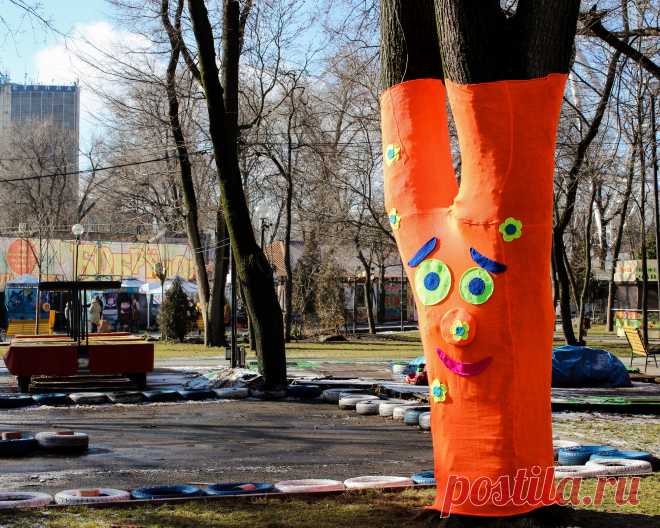Ярнбомбинг (yarnbombing) – граффити из пряжи, вязаная «одежда» для деревьев и других элементов городского ландшафта. Ярнбомбинг подходит и для домашнего декора, он поможет создать необычный, яркий и в тоже время уютный образ. Пряжа для него лучше всего подходит акриловая, она яркая, прочная, не скатывается и не линяет. Данная работа выполнена с использованием машинной вязки, отдельные элементы выполнены вручную (вязание крючком). Можно выполнить ажурную вязку крючком из мотивов. Работа выполняет