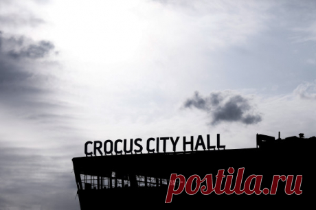 К мемориалу у «Крокус Сити Холла» продолжают нести цветы. Люди продолжают приносить цветы, свечи и игрушечных журавлей к стихийному мемориалу около сгоревшего концертного зала «Крокус сити холл». Жертвами теракта стали 139 человек, более 180 получили ранения. 25 марта сын владельца Crocus Group Араза Агаларова Эмин Агаларов заявил РБК, что на месте теракта обязательно будет создан мемориал: «в рамках нового зала, если он будет, или же, если его не будет, на месте зала». «Наверное,…