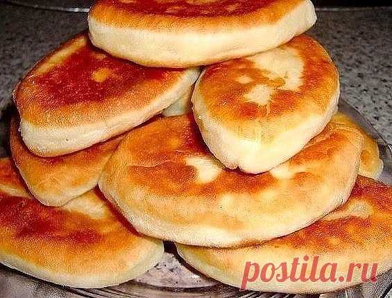 Рецепт проверен годами — лучший домашний хлеб, который я пробовала! 

Ингредиенты: 
- 650 мл теплой воды 
- 2,5 ч. л. сухих дрожжей 
- 1 ч. л. сахара 
- 2 ч. л. соли 
- 1 кг муки 

Приготовление: 

В большой миске смешиваем все ингредиенты по порядку. Замешиваем мягкое тесто. Муки может понадобится больше или меньше 1 кг. Затем накрываем крышкой и ставим в теплое место, подходить, на пару часов. 

Готовое тесто разделить на две равные части и положить по формам. Дай немног...