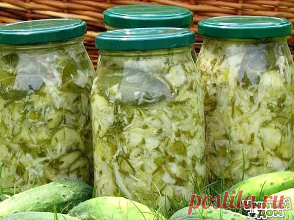 Салат из молодой капусты с огурцами и луком Для салата из молодой капусты с огурцами и луком понадобится: * молодой капусты – 1,5 кг * зеленых огурцов – 1,5 кг * репчатого лука – 0,5 кг * чеснок – 1 головка *пучок зеленого лука *8 листьев лавровых *пучок листьев сельдерея Для маринада: *масло растительное – 0,5 стакана *уксус 10% — 4 ст. ложки *соль – 2 ст. ложки *сахар – 1 ст. ложка Способ приготовления: Молодую капусту промыть, обсушить и мелко нарезать. Зеленые огурцы промыть и нарезать…