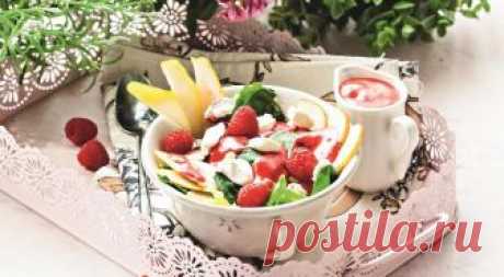 Салат с грушами, малиной и орехами