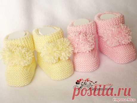 Пинетки, вязанные спицами.

Описание автора:

Пинетки очень удобные и подходят как мальчикам, так и девочкам. А вяжутся на одном дыхании! Даже начинающая вязальщица справится с ними без особых трудностей. 

Итак. берем ниточки средней толщины и спицы №2,5-3. Набираем 15 петель и вяжем 13 см платочной вязкой. Закрываем петли.
Вдоль одной из длинных сторон получившегося прямоугольника поднимаем 30 петель. Вяжем 10 рядов платочной вязкой (если пинетки будут с завязками провяз...