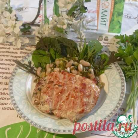 Индейка на открытом огне. Весенне-летняя пора – время готовить мясо на живом огне. Удобнее всего это делать на даче или в загородном доме. Здесь всегда готовая зелень тимьяна, лука, укропа. Зеленый салат – на вкус и выбор. А еще молодая редисочка. И все это в окружении цветущих яблонь и вишни, жужжащих пчел, поющих птиц… Словом, почти в раю:) И готовить и вкушать на свежем воздухе, в хорошей компании – ну что может быть лучше? 
 Я предлагаю вам приготовить замаринованное филе индейки на…