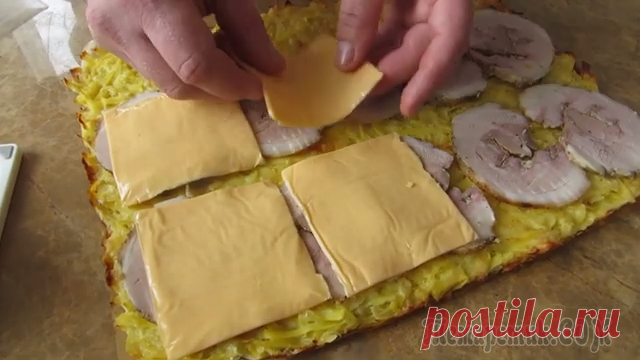 Картофельный рулет с мясом и сыром