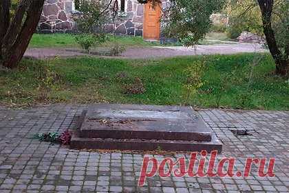 В Ленинградской области пропал памятник финским солдатам. В городе Приозерске Ленинградской области пропал памятник финским солдатам, павшим в ходе Второй мировой войны, на месте монумента остался лишь пустой постамент. Об этом сообщает местное издание «Бумага». Отмечается, что ни местные жители, ни местные власти не владеют информацией о том, куда делся памятник.