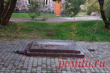В Ленинградской области пропал памятник финским солдатам. В городе Приозерске Ленинградской области пропал памятник финским солдатам, павшим в ходе Второй мировой войны, на месте монумента остался лишь пустой постамент. Об этом сообщает местное издание «Бумага». Отмечается, что ни местные жители, ни местные власти не владеют информацией о том, куда делся памятник.