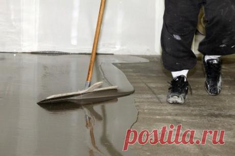 Виды самовыравнивающихся смесей для пола Перед укладкой напольного покрытия подготавливают прочное и ровное основание. До недавнего времени для этого использовали бетонную стяжку. Однако сейчас чаще применяют самовыравнивающиеся смеси, которые упрощают подготовку основания с требуемыми характеристиками.