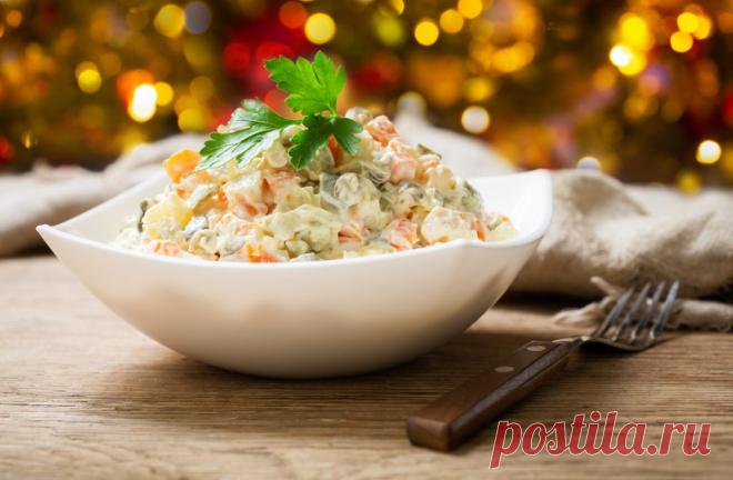 Холод «шубе» не поможет. 6 ошибок при хранении салатов. ​Разбираемся, как правильно сохранить салаты после праздника. Спойлер: хранить можно совсем недолго.