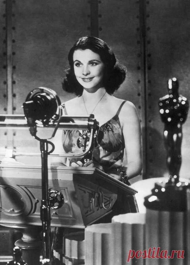 Вивьен Ли получает «Оскар» за лучшую женскую роль в фильме «Унесенные ветром» (1939)