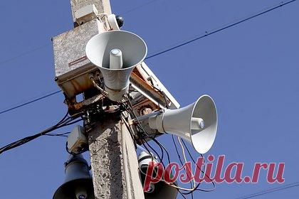 Россиянам рассказали о действиях в случае сигнала тревоги. Специалист по безопасности Михаил Макеев заявил, что в случае срабатывания сигнала тревоги необходимо как можно скорее включить средства теле- и радиовещания, чтобы получить информацию о произошедшем. Также важно связаться с родными и друзьями, чтобы узнать о местонахождении каждого и проработать план действий.