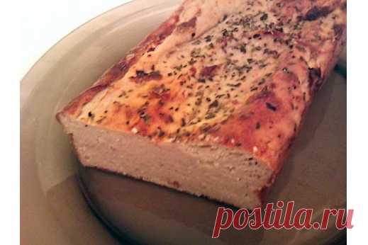Куриный паштет

1 кг куриного мяса
3 ст.л. кукурузного крахмала
3 яйца
2 зубчика чеснока
1 средняя луковица
4 ст.л. йогурта
специи и травы по вкусу